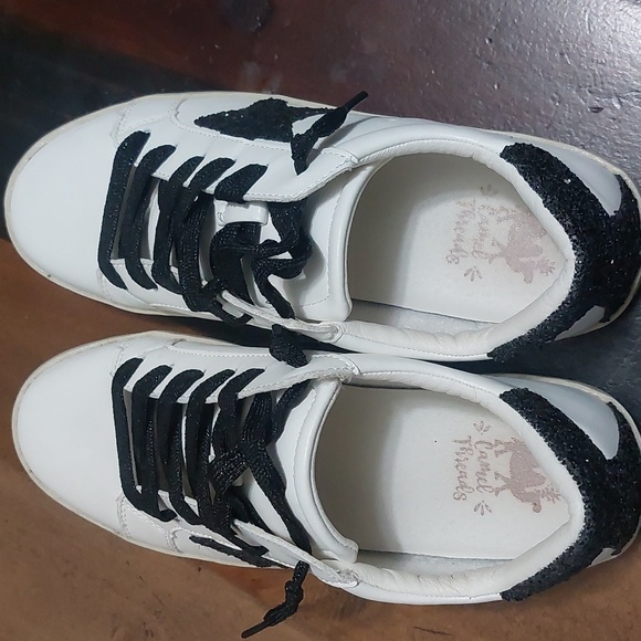 Women's Black and White Star Sneakers - Picture 4 of 7